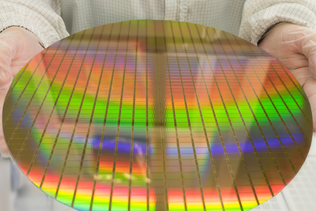 A scientist holds silicon wafers, which are used in the production of semiconductors. Investments by Chinese firms in the American semiconductor and technology hardware segments dropped last year to US$203.4 million from US$1.03 billion. Photo: Shutterstock