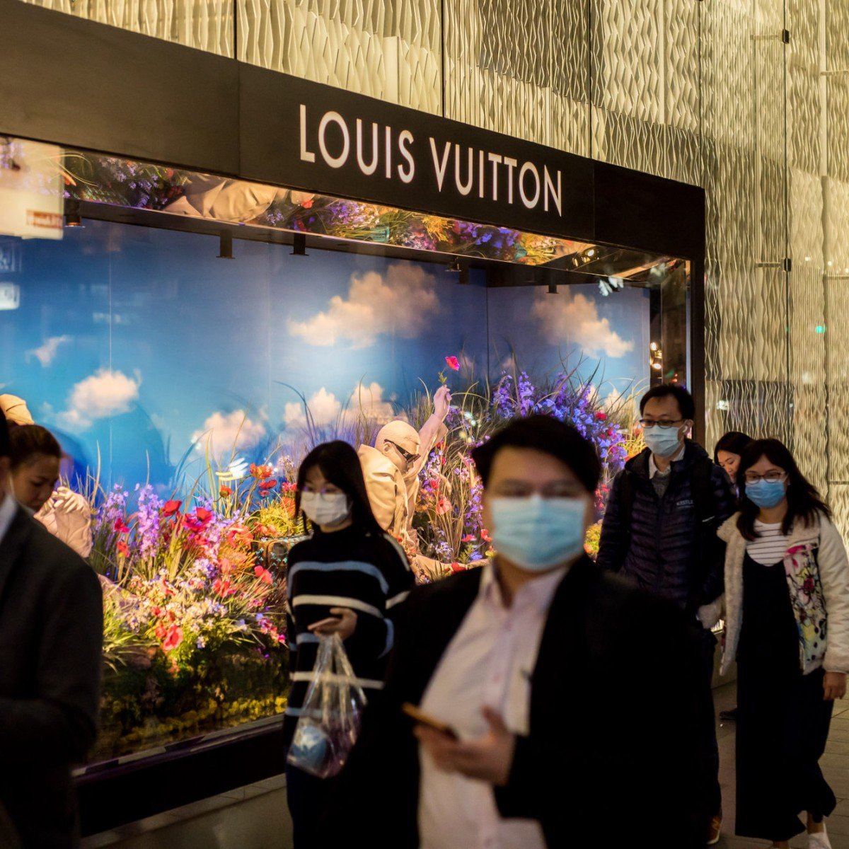 LVMH chief in Beijing to woo patrons