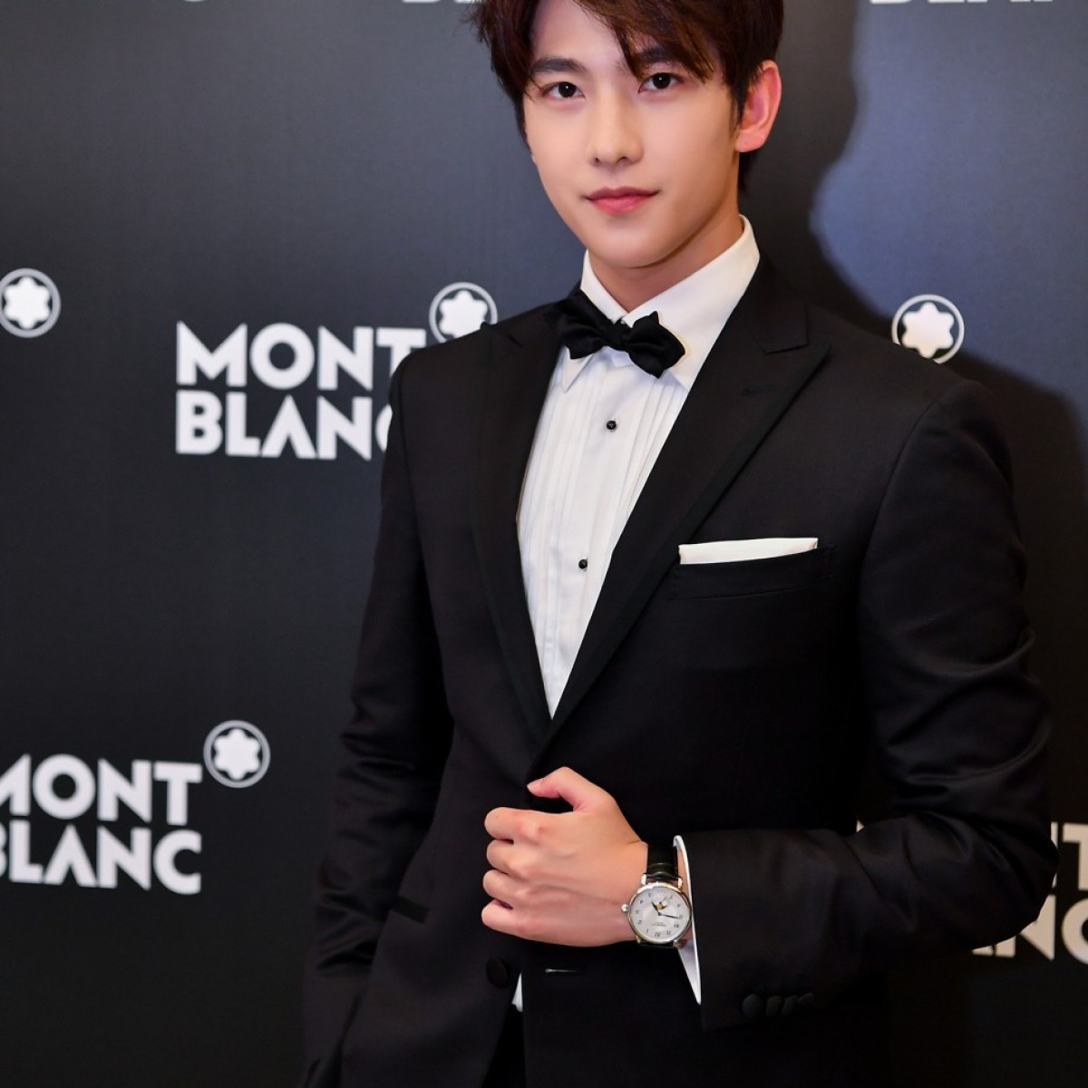 DynEd Thailand - Can you find one word that is not similar in meaning to the word 'heartthrob'? A heartthrob is a male celebrity who is known for his good looks. When