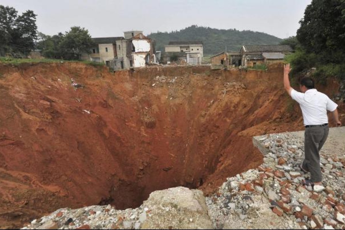 Tangerine Sinkhole Swallows School