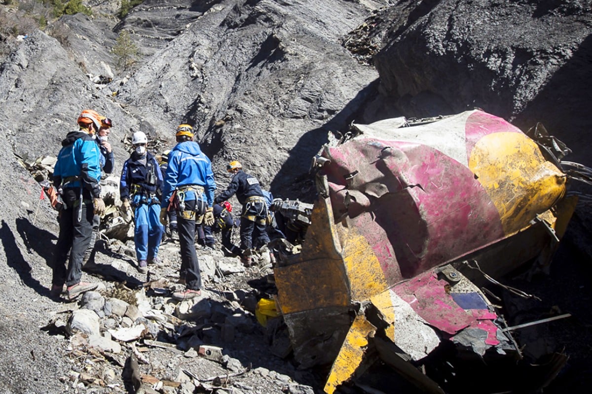 Search operations restart at French Alps crash site, image size:1200x800