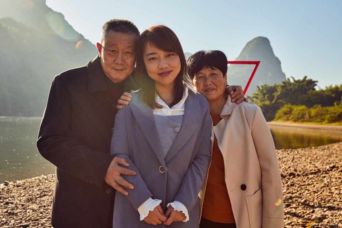 Having mustered up the courage to write to her parents and invite them to meet halfway for a discussion on why she is not married, Duan Yuli ends up strengthening their relationship and brought the family closer.
