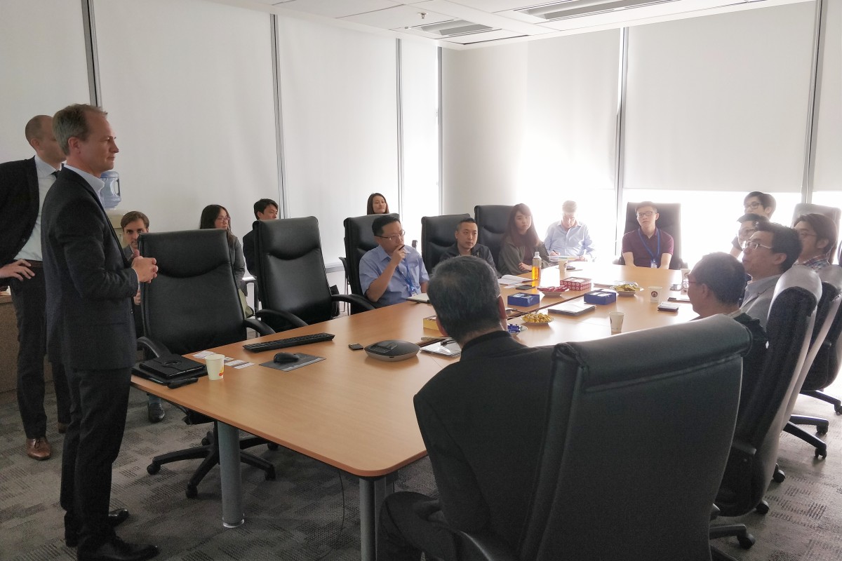 Willingness to collaborate: At this “InnoXchange” session at Scania Hong Kong’s office, new possibilities of partnerships arose through exciting thought exchange. (Standing, in foreground: Carl-Frederik Zachrisson, Managing Director of Scania Hong Kong)