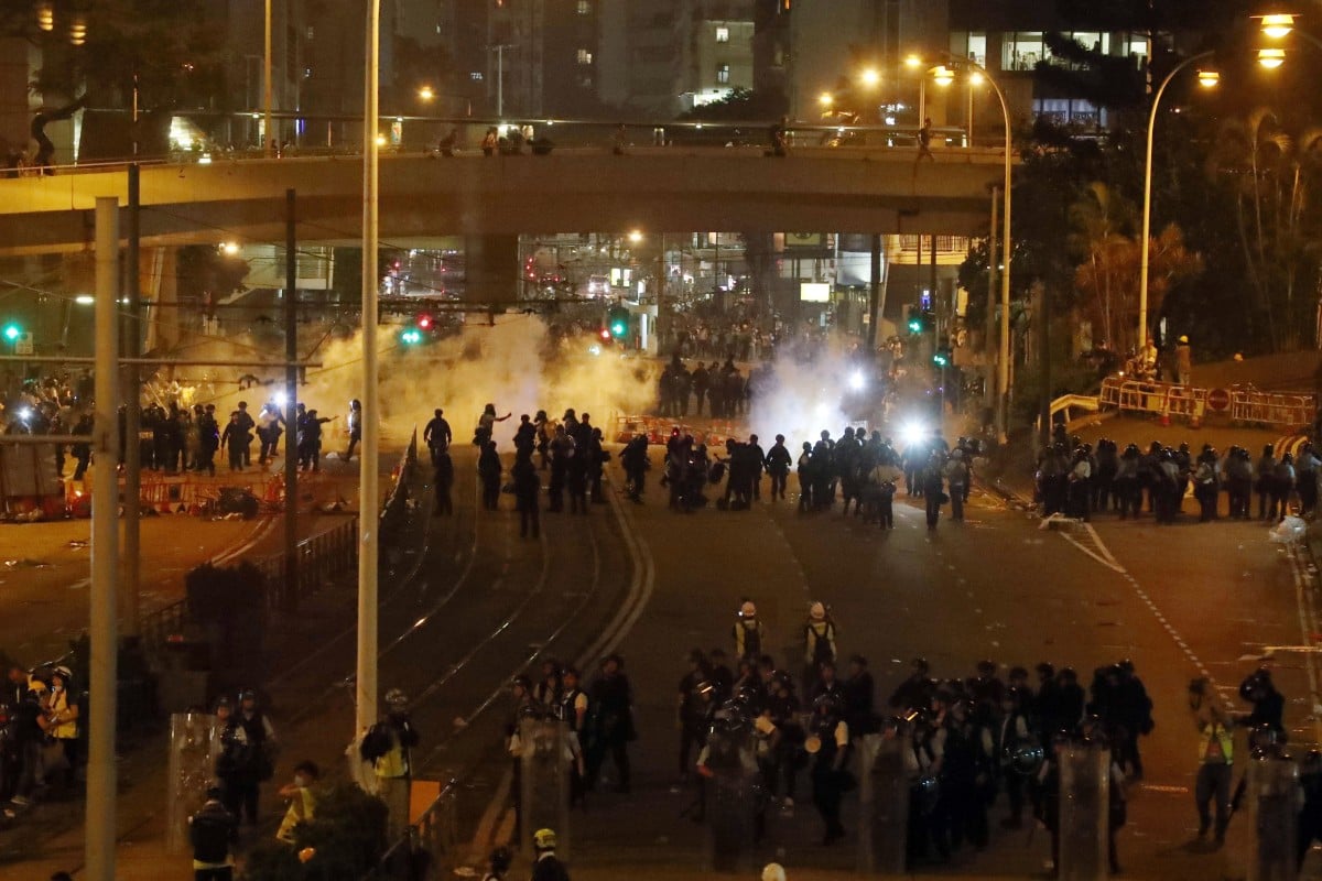Police and protesters renew clashes. Photo: Nora Tam