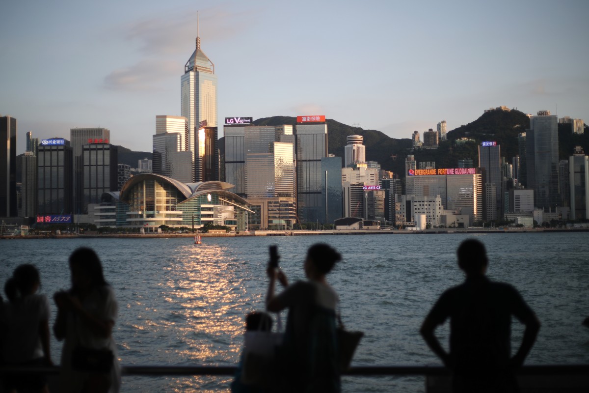 Stocks Blog: Hang Seng ends lower amid Cathay decline, flight cancellations