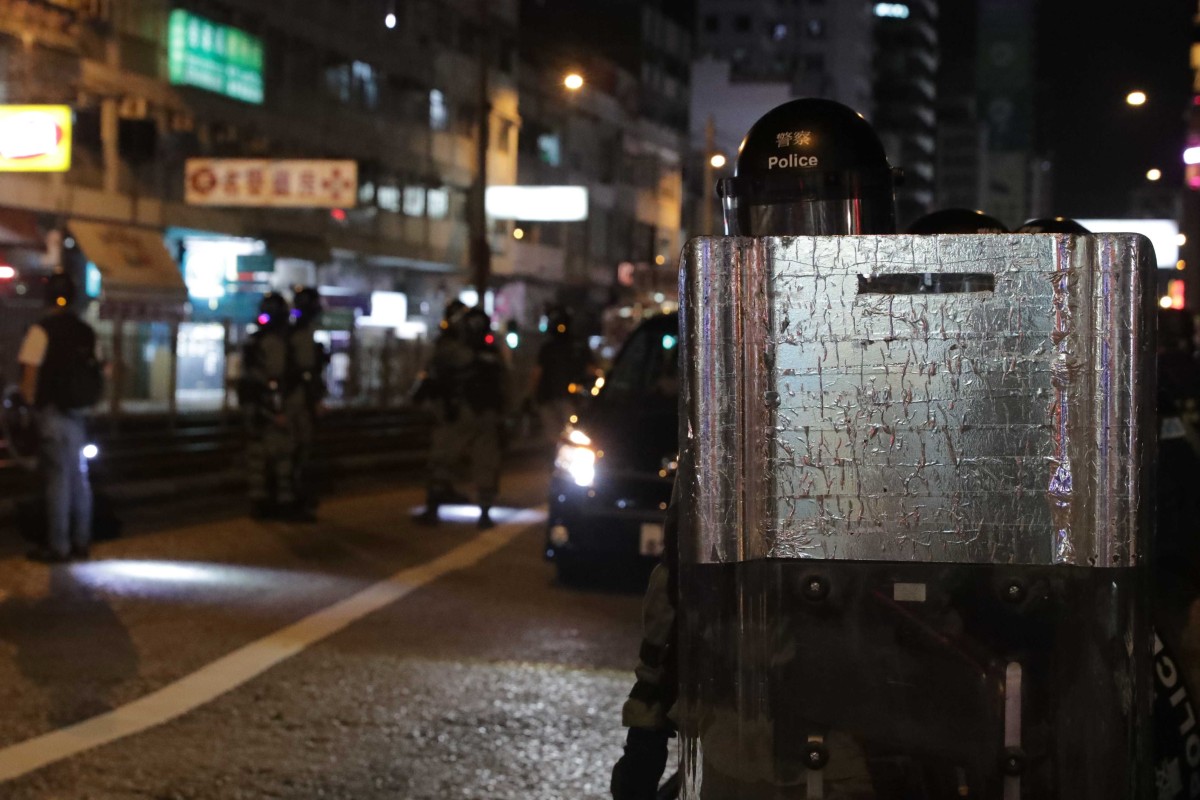 A police officer stands ready on Fung Yau Street in Yuen Long. Photo: Edmond So