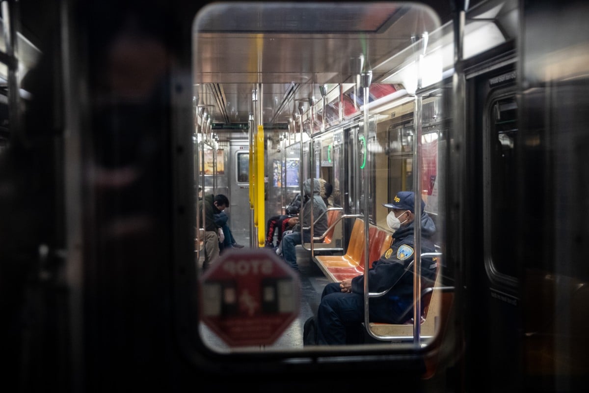 A commuter wearing a protective mask rides a subway train in New York, U.S., on April 1, 2020. New York is experiencing alarming rates of coronovirus infections and deaths. Photo: Bloomberg 
