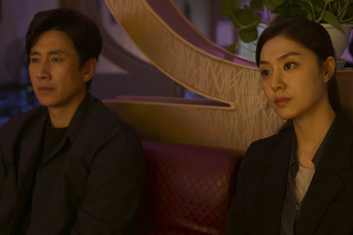 Lee Sun-kyun and Seo Ji-hye in a still from Dr. Brain. Photo: Apple TV+