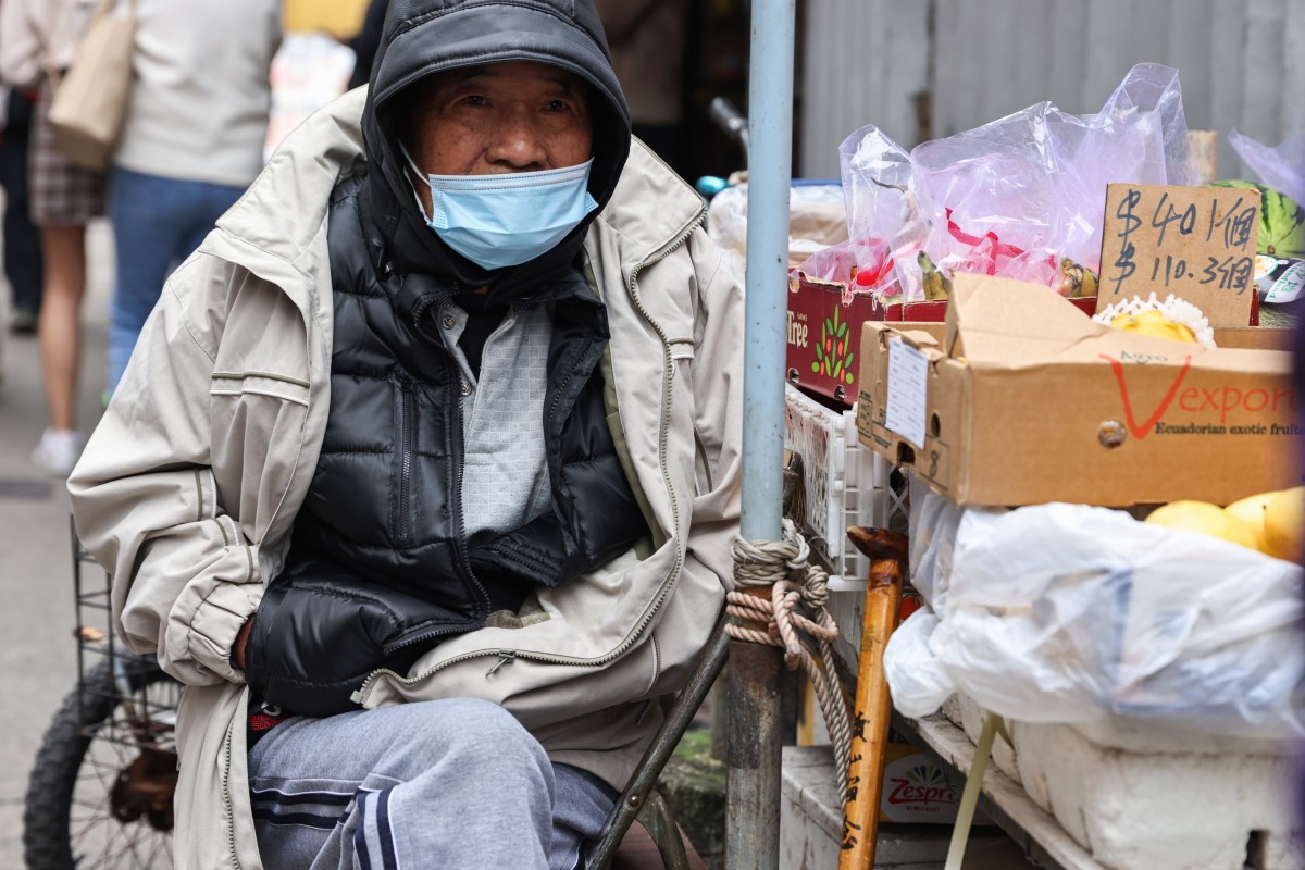 Hong Kong’s elderly were urged to take extra care as temperturates plummeted on Monday morning. Photo: K. Y. Cheng