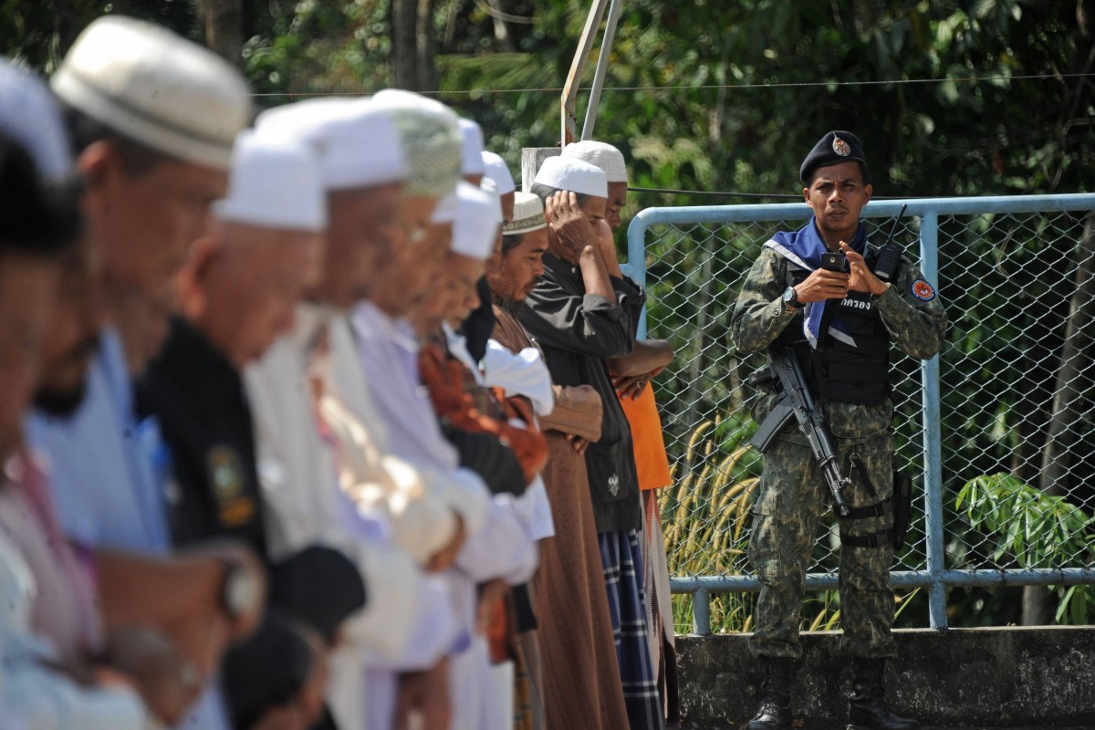 A member of the security forces keeps watch as Thai Muslims pray in Narathiwat province on March 15, 2016. File photo: AFP