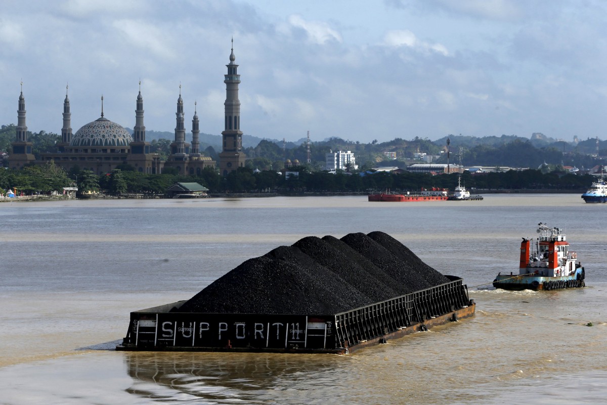 A tug boat pulls a coal barge along the Mahakam River in Samarinda, East Kalimantan province, Indonesia. Photo: Reuters