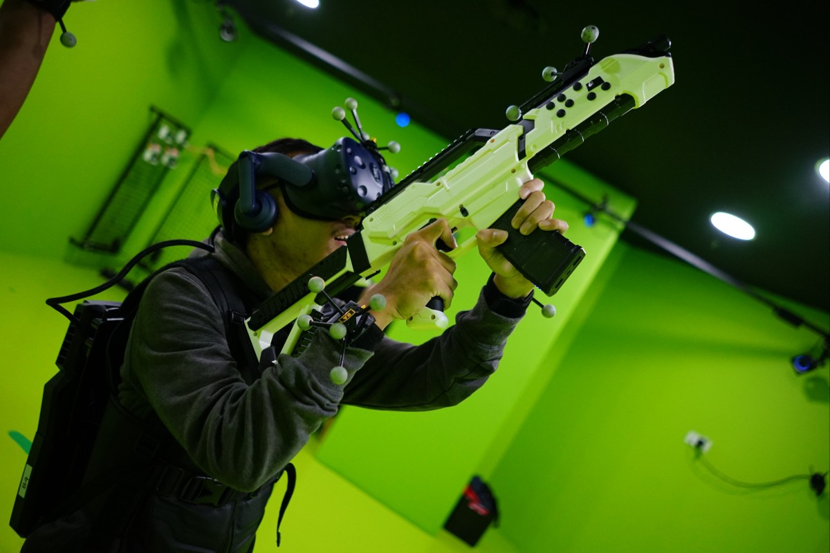 A man holding gun plays a vritual reality game at Sandbox VR at Gandaria City Mall in Jakarta, Indonesia, on March 18, 2019. Photo: Shutterstock