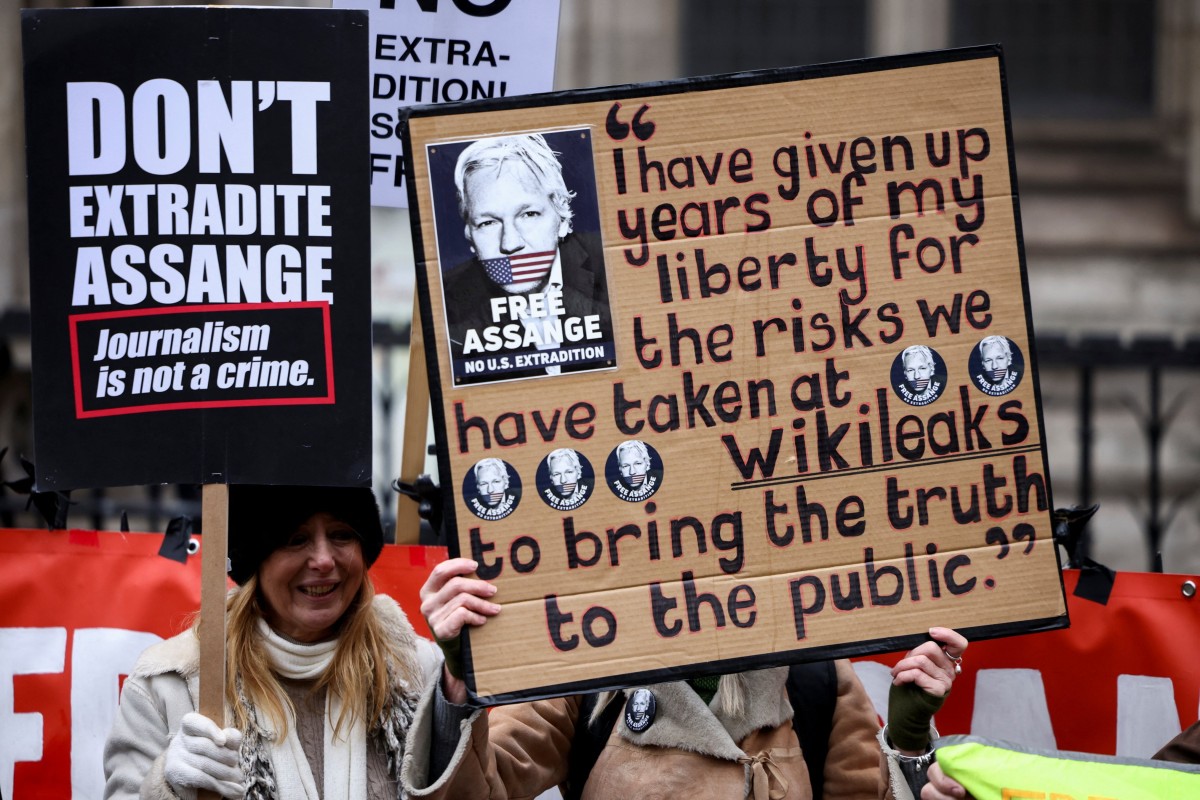 Supporters of WikiLeaks founder Julian Assange protest outside the Royal Courts of Justice in London, Britain. Photo: Reuters