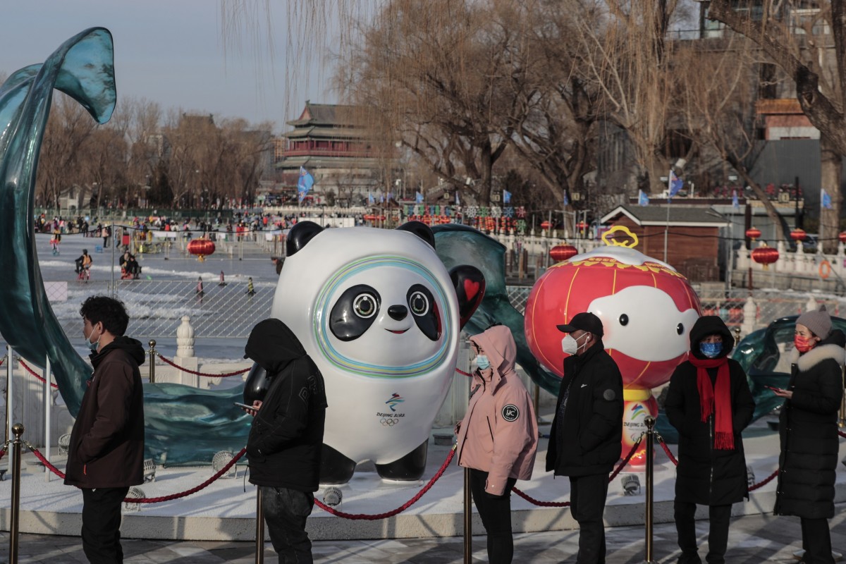 People wearing masks queue for Covid-19 nucleic acid testing near the Beijing 2022 mascots in the Chinese capital on January 26. Photo: EPA-EFE