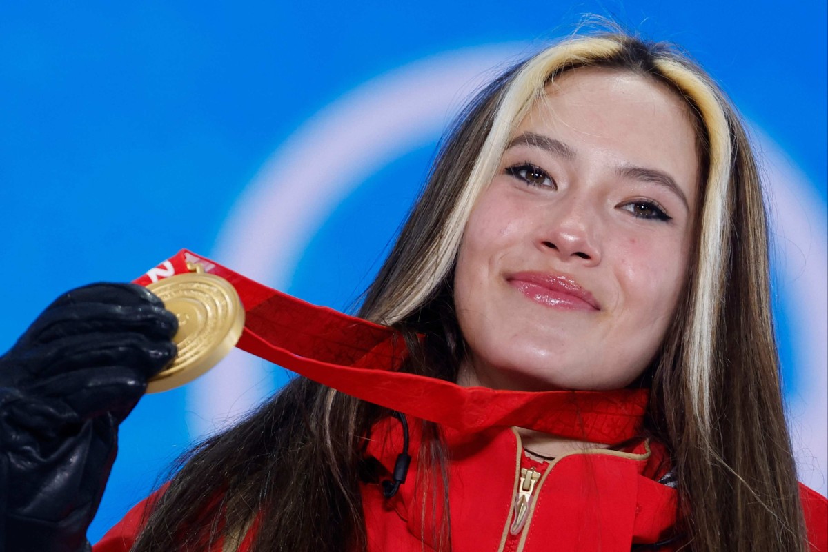 Eileen Gu shows off the half-pipe gold medal she won for China at the Winter Olympics in Beijing. Photo: AFP