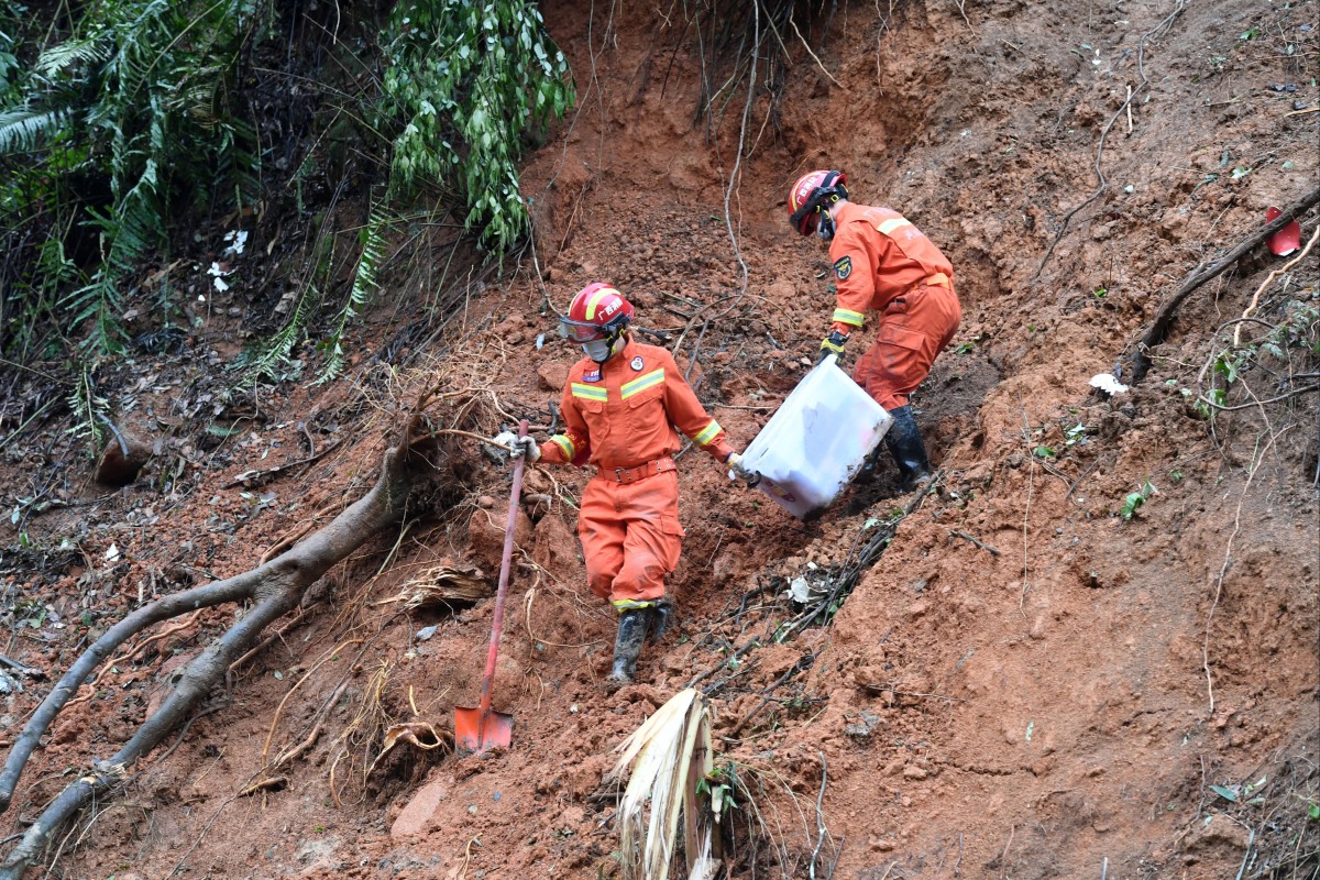 Rescuers search the crash site in Guangxi Zhuang autonomous region. Photo: Xinhua