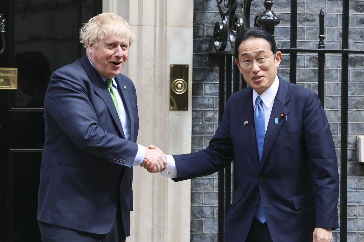 British Prime Minister Boris Johnson welcomes his Japanese counterpart Fumio Kishida to Downing Street earlier this month. Photo: Kyodo