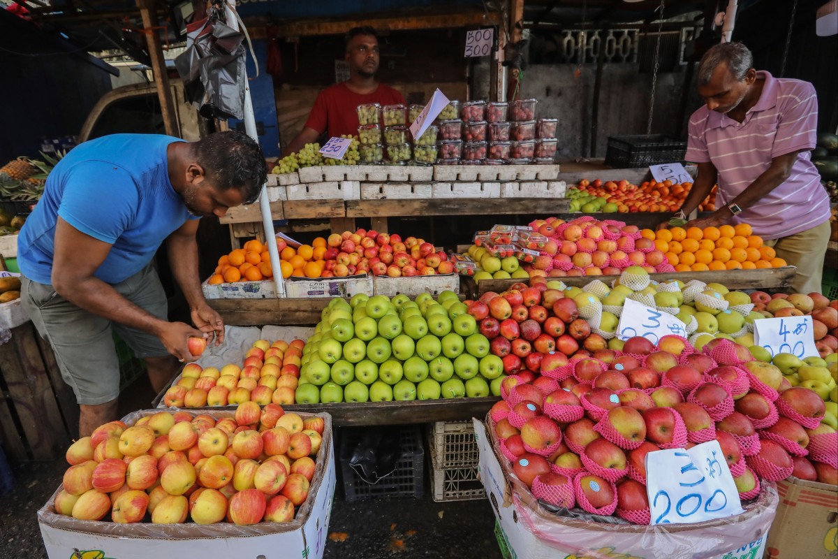 Fruit vendors wait for customers at the wholesale market in Colombo, Sri Lanka. Photo: EPA-EFE