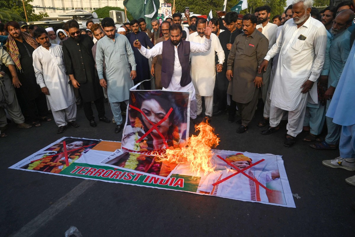 Pakistani protesters burn a poster of BJP’s Nupur Sharma in Karachi on June 7. Photo: AFP