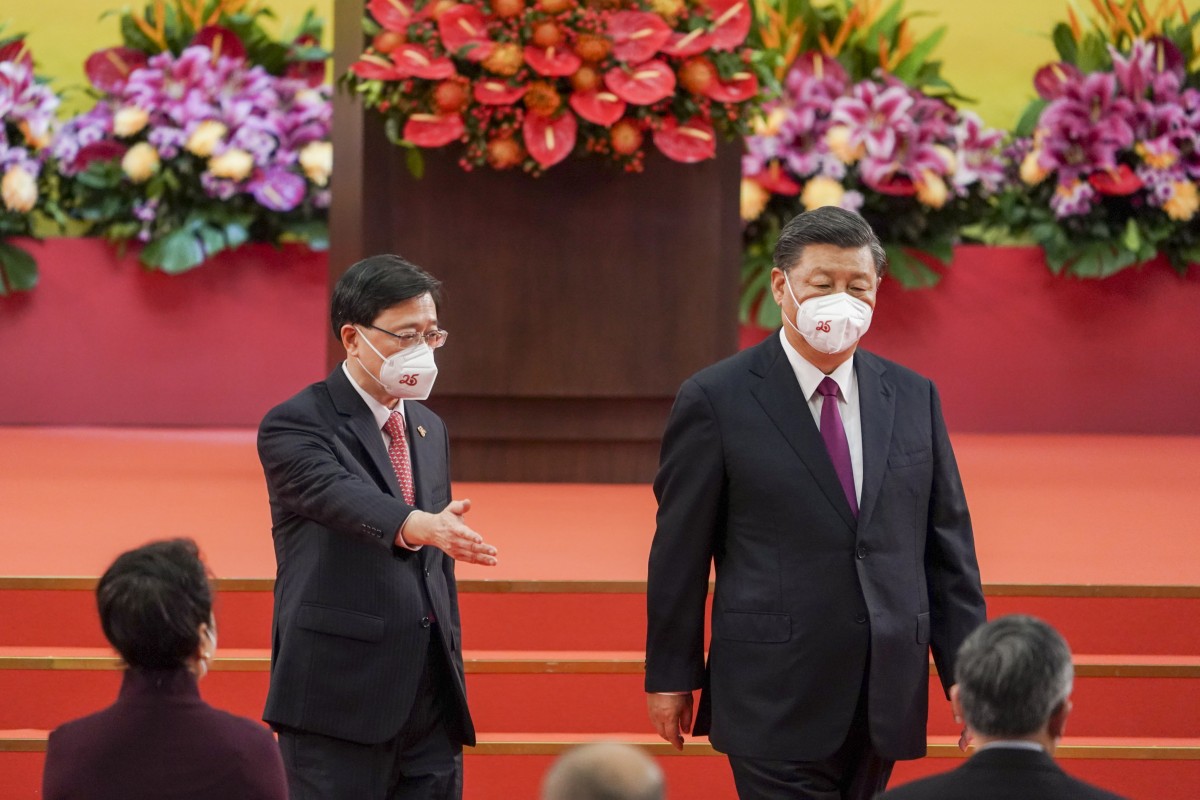New city leader John Lee (left) with President Xi Jinping on July 1 at the swearing-in of Lee’s team. Photo: Felix Wong 

