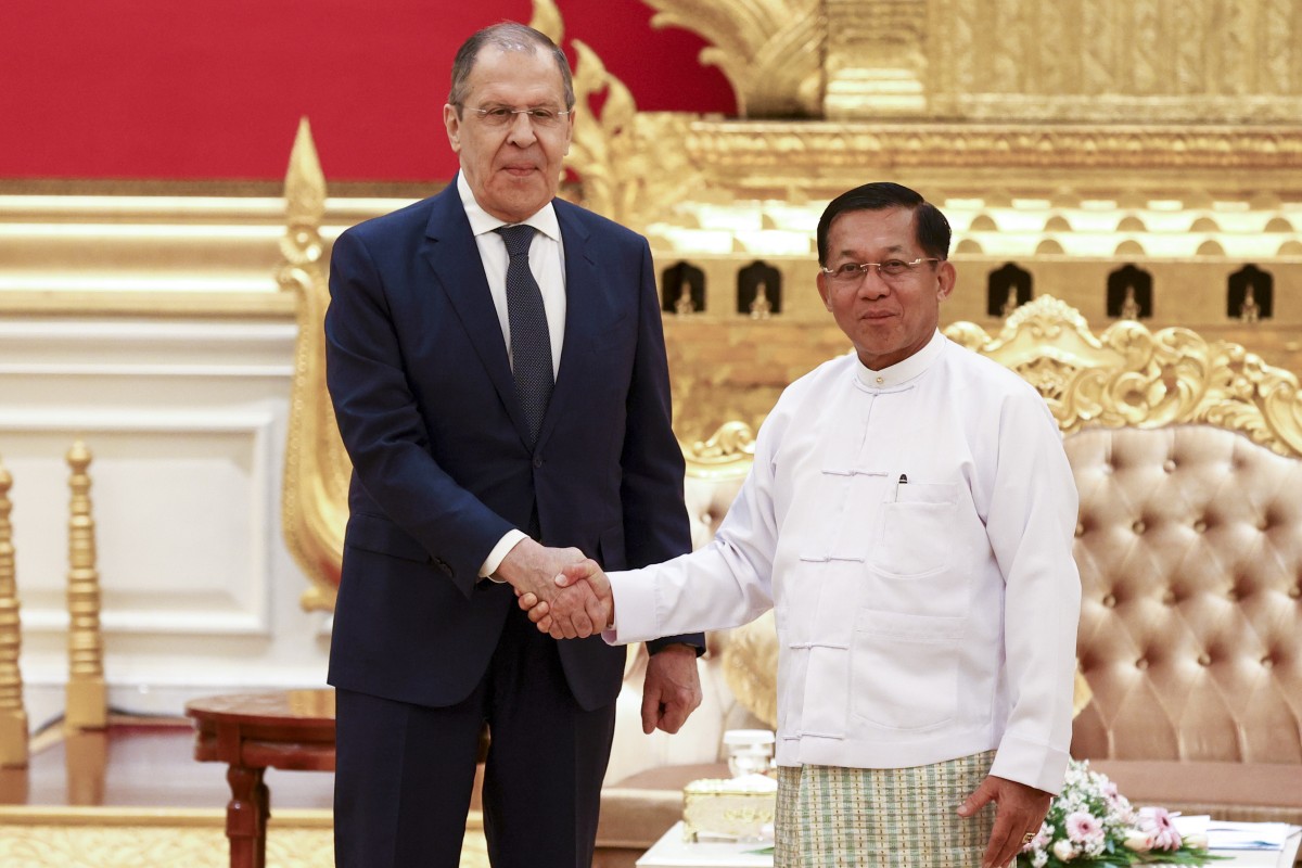 Russian Foreign Minister Sergey Lavrov (left) and  Myanmar junta chief Min Aung Hlaing during their meeting in Naypyidaw earlier this month. Photo: Russian Foreign Ministry Press Service via AP