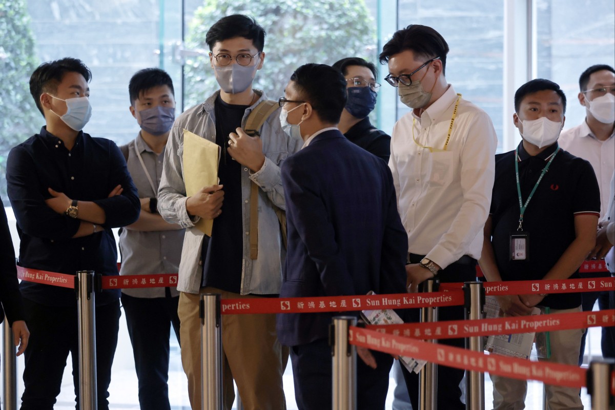 Property buyers queue up for the weekday sale of Wetland Seasons Bay phase three in Tin Shui Wai Sun Hung Kai Properties’ sales office in West Kowloon on Thursday. Photo: Jonathan Wong