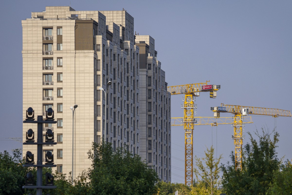 Construction cranes operate among residential buildings in Beijing on September 26, 2022. Photo: EPA-EFE