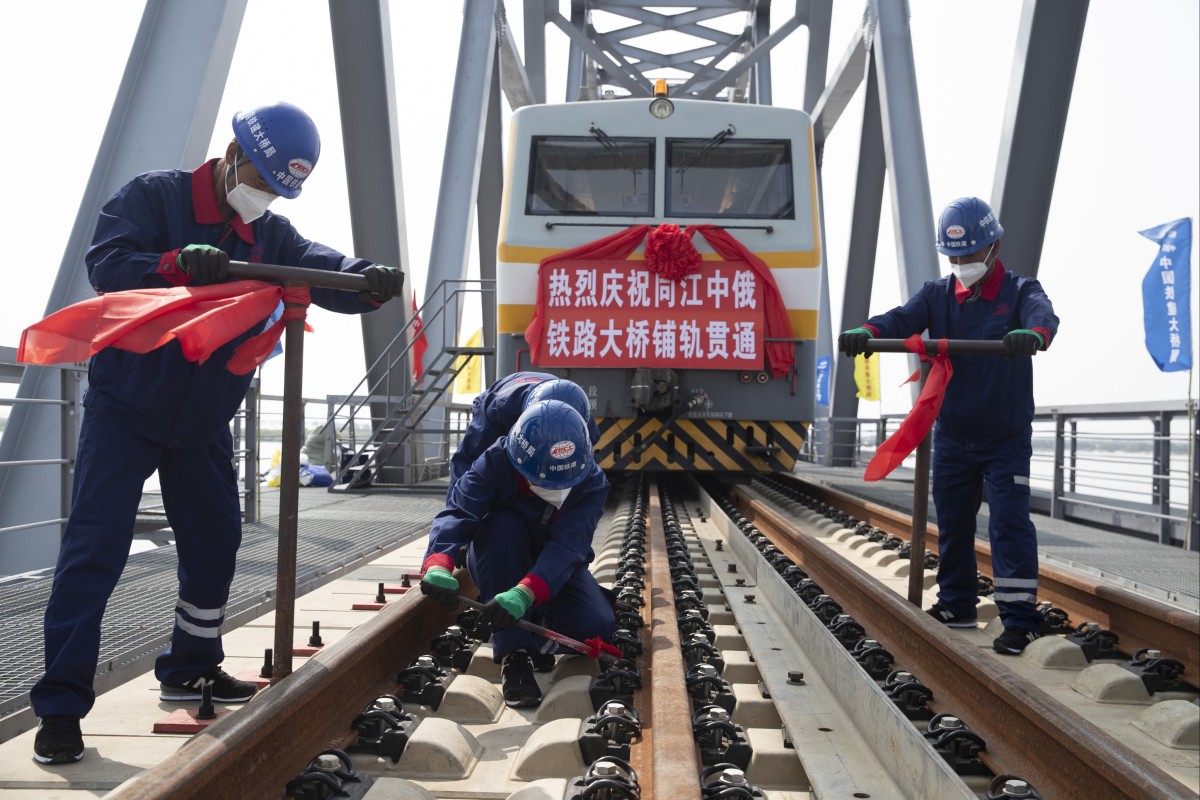 Workers on the Tongjiang-Nizhneleninskoye railway bridge between China and Russia. Photo: Xinhua