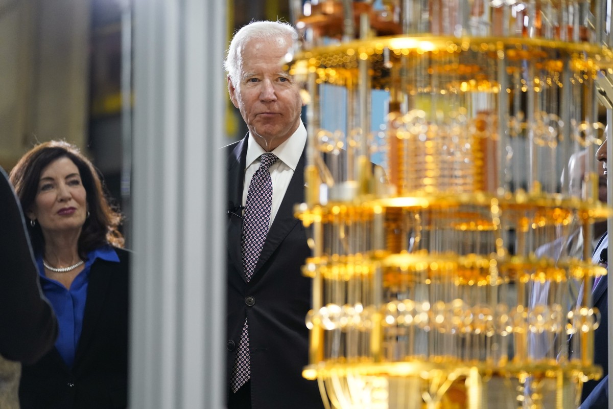 US President Joe Biden looks at the IBM System One quantum computer with New York Governor Kathy Hochul during a tour of an IBM facility in Poughkeepsie, New York, on October 6, 2022. Photo: AP
