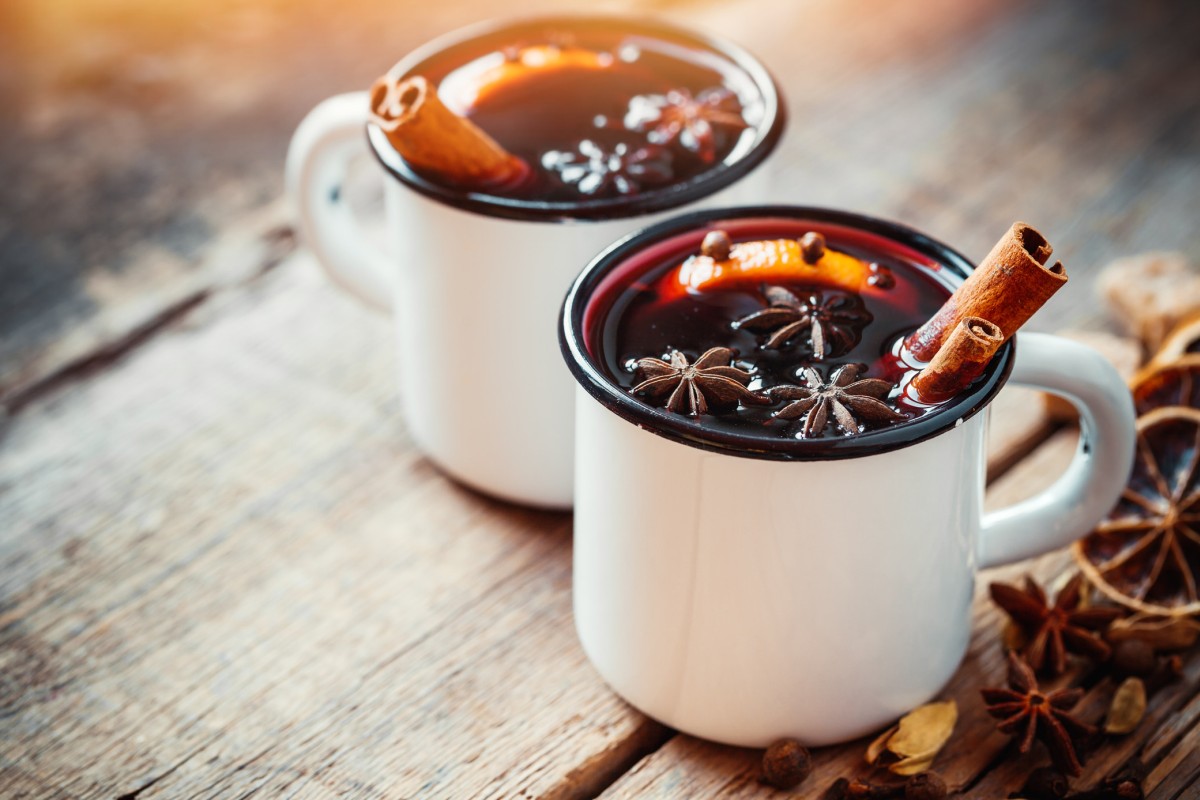 Mulled wine with spices and citrus. Photo: Getty Images/iStockphoto