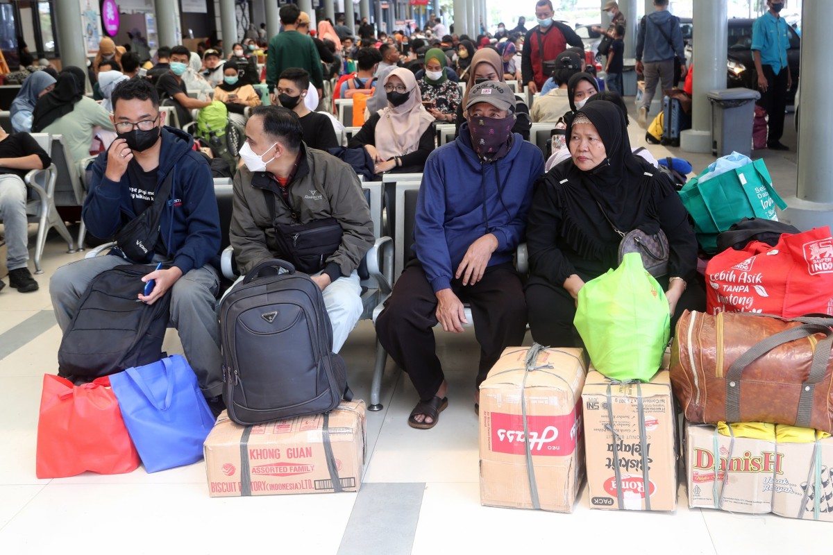 Passengers in Jakarta wait for their train home ahead of Eid al-Fitr holiday. Photo: EPA-EFE