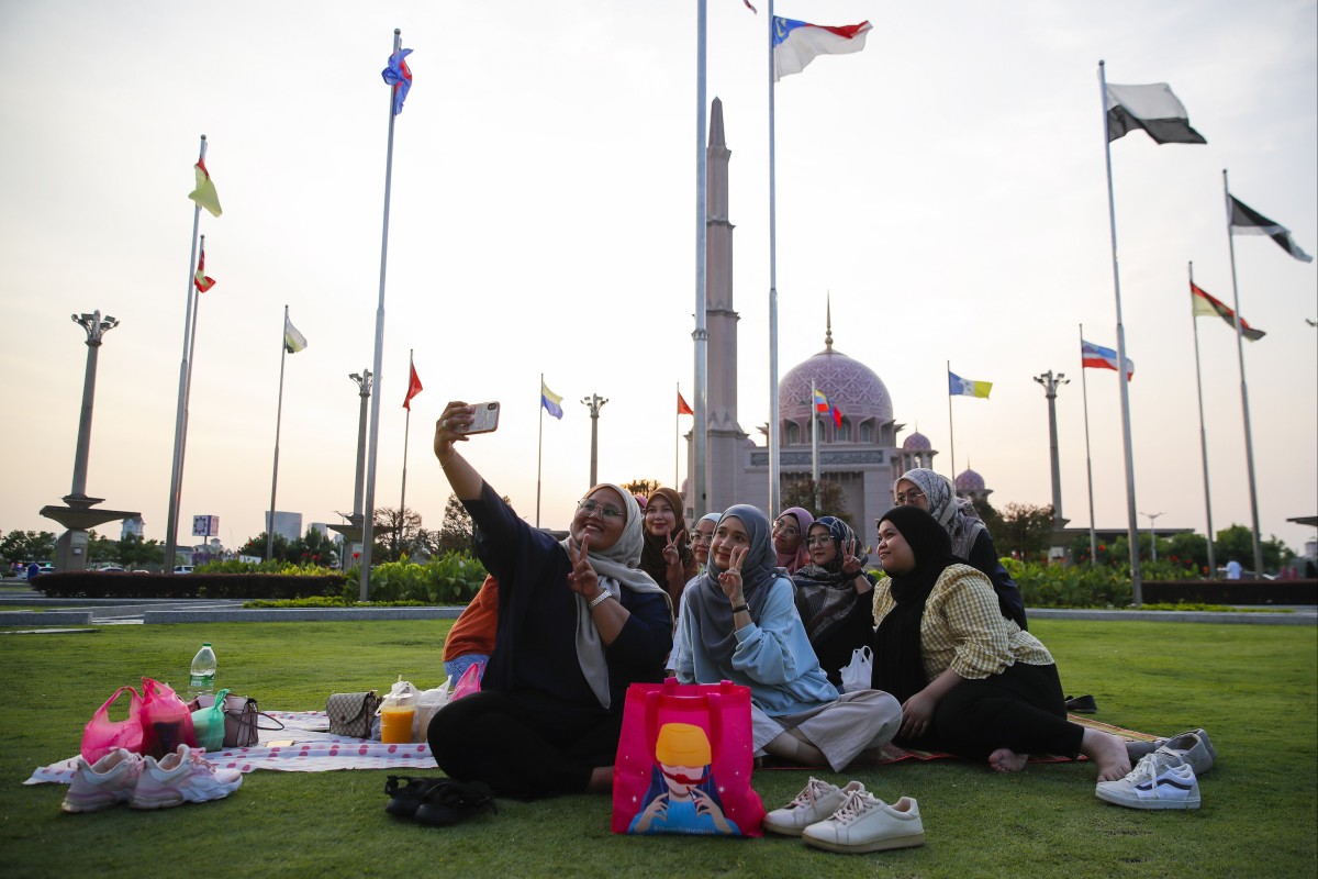 Malaysian Muslims take a selfie before breaking their fast during Ramadan in Putrajaya. Photo: EPA-EFE