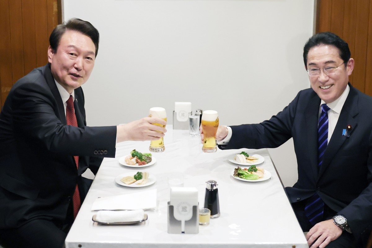 South Korean President Yoon Suk-yeol (left) and Japanese Prime Minister Fumio Kishida toast during dinner at a Tokyo restaurant in March. Photo: dpa