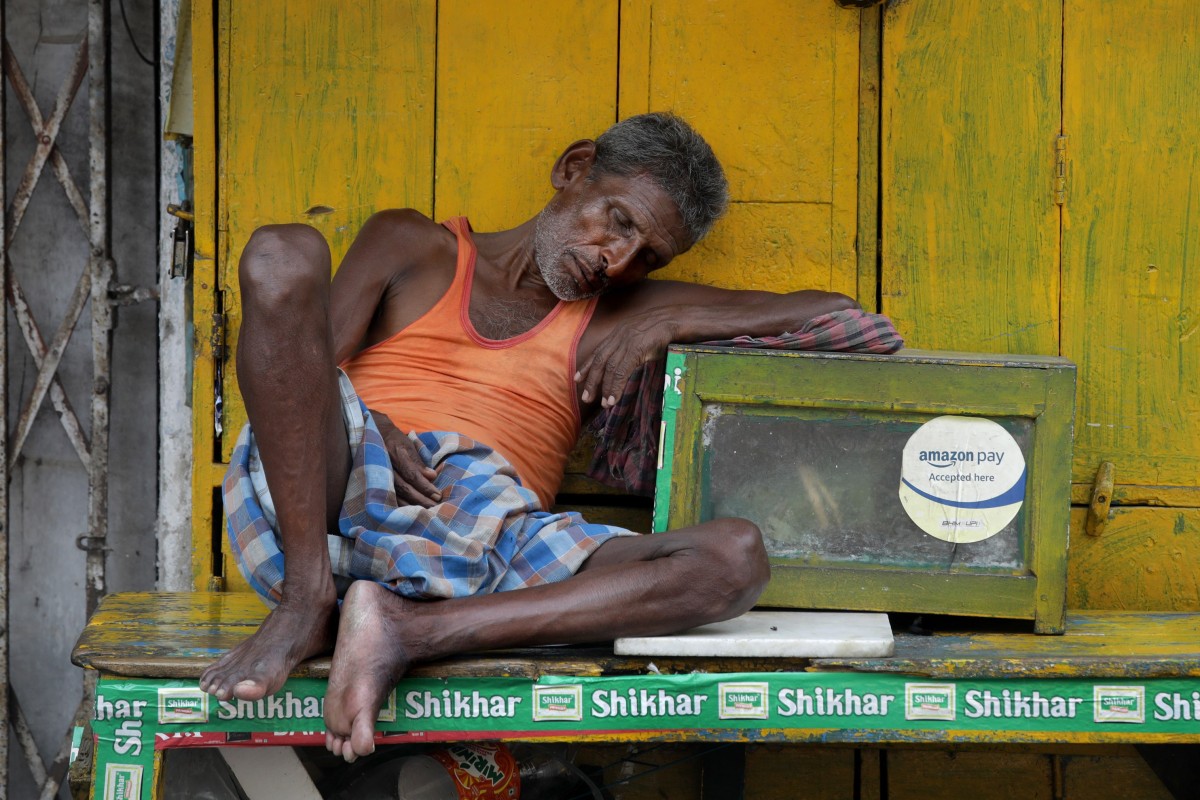 A street vendor rests during a hot afternoon in Kolkata, India, where temperatures in the summer, or pre-monsoon season range from 38 to 45 degrees Celsius. Photo: EPA-EFE