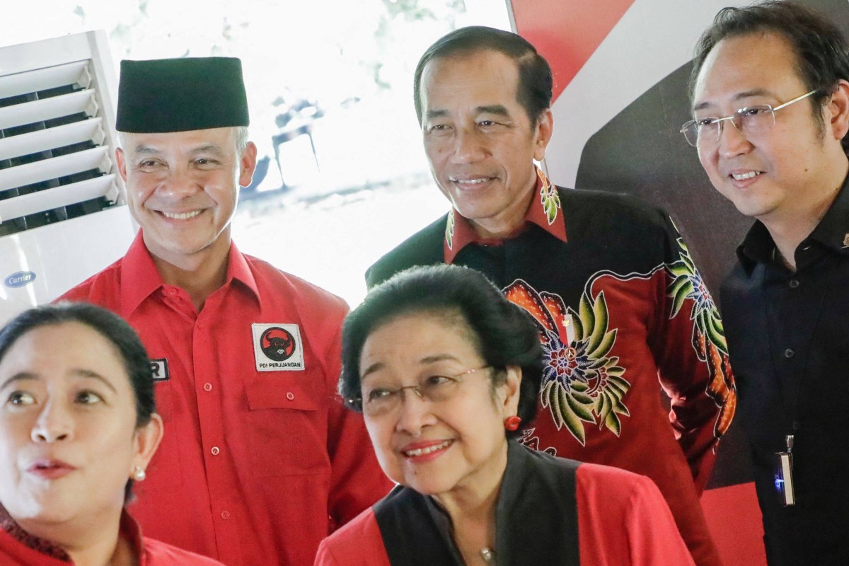 PDI-P party leaders (front L-R) Puan Maharani, Megawati Soekarnoputri, Ganjar Pranowo, President Joko Widodo and Prananda Prabowo Suro. Photo: AFP