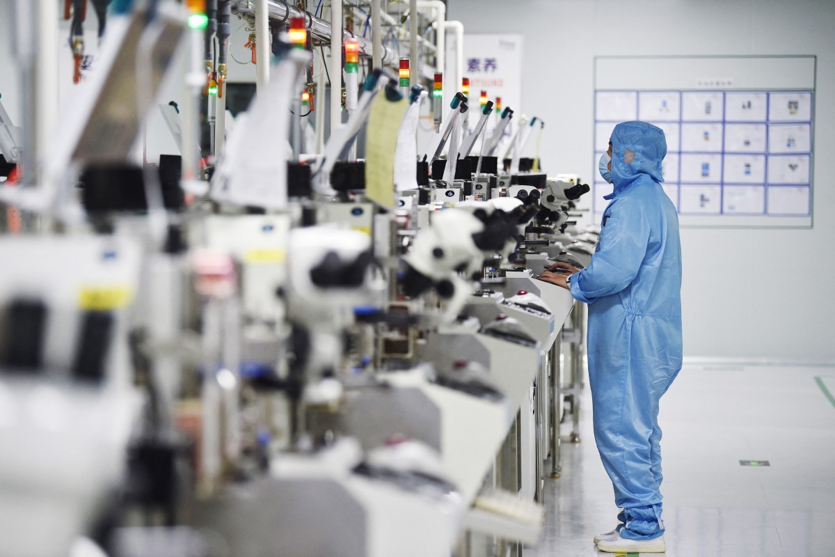 A worker produces semiconductor chips at a workshop in Suqian, in China’s eastern Jiangsu province. Photo: AFP