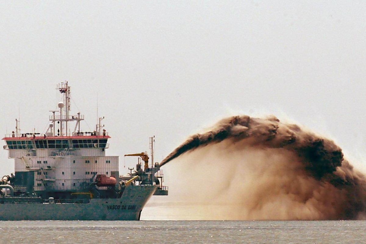 A dredging vessel spewing sand imported from Indonesia fills the seabed off western Singapore in 2002. Photo: AFP