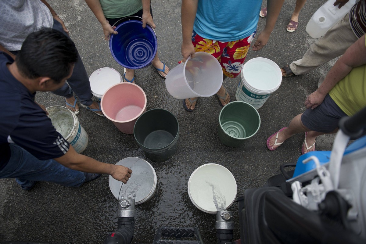 Residents collect water from a tank truck near Kuala Lumpur during a 2014 drought. Malaysia, affected by climate change and weather phenomenon like El Nino, is facing water shortages that look set to get worse. Photo: AFP