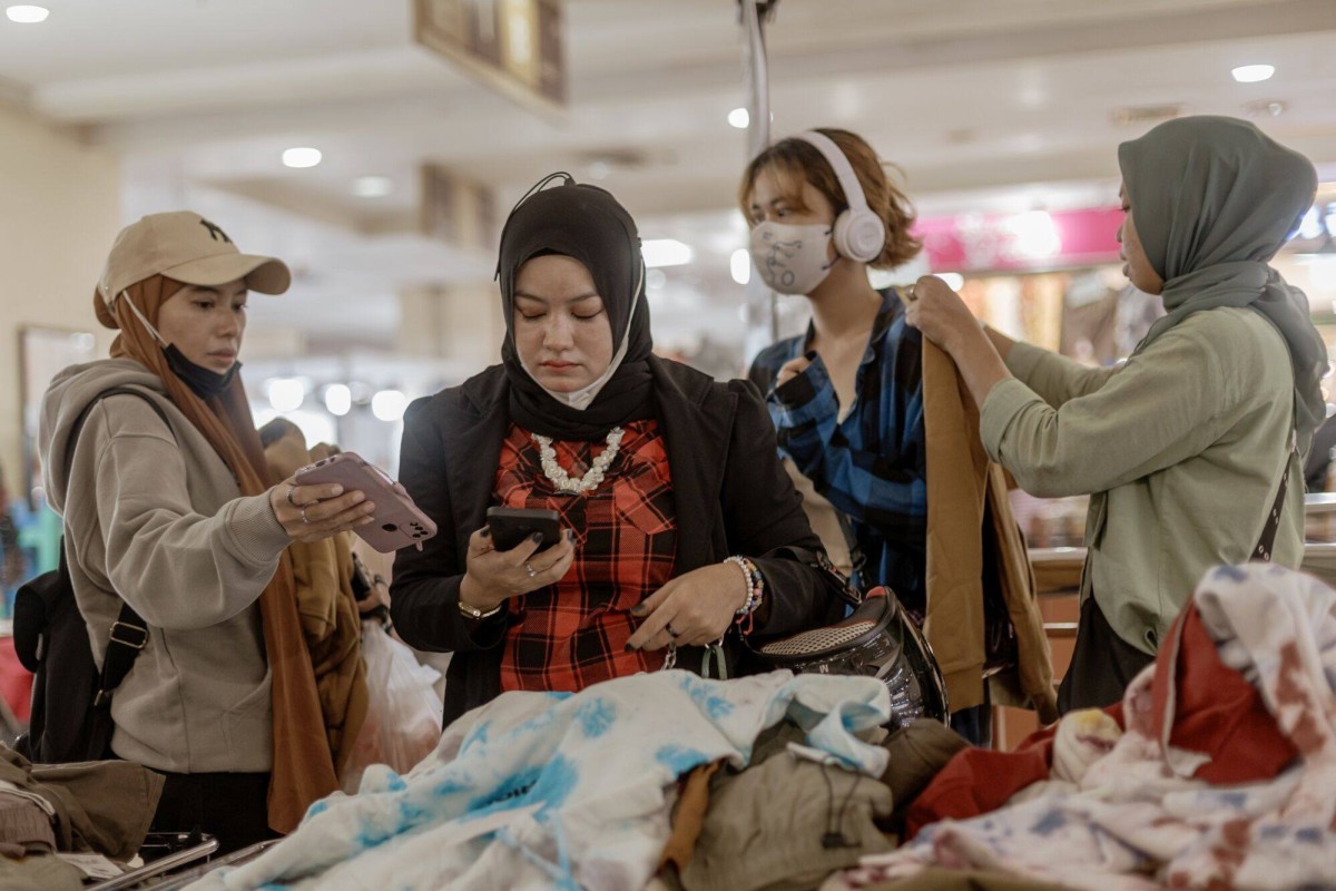 Shoppers browse garments for sale at a clothing stall in Jakarta. Clothes made in China reign supreme in Indonesia’s shopping centres and online shops due to their affordability and novel styles. Photo: Bloomberg