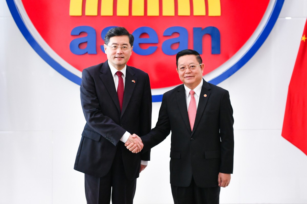 Chinese Foreign Minister Qin Gang (left) shakes hands with Asean Secretary-General Kao Kim Hourn during their meeting in Jakarta, Indonesia, in February 22, 2023. Photo: Xinhua