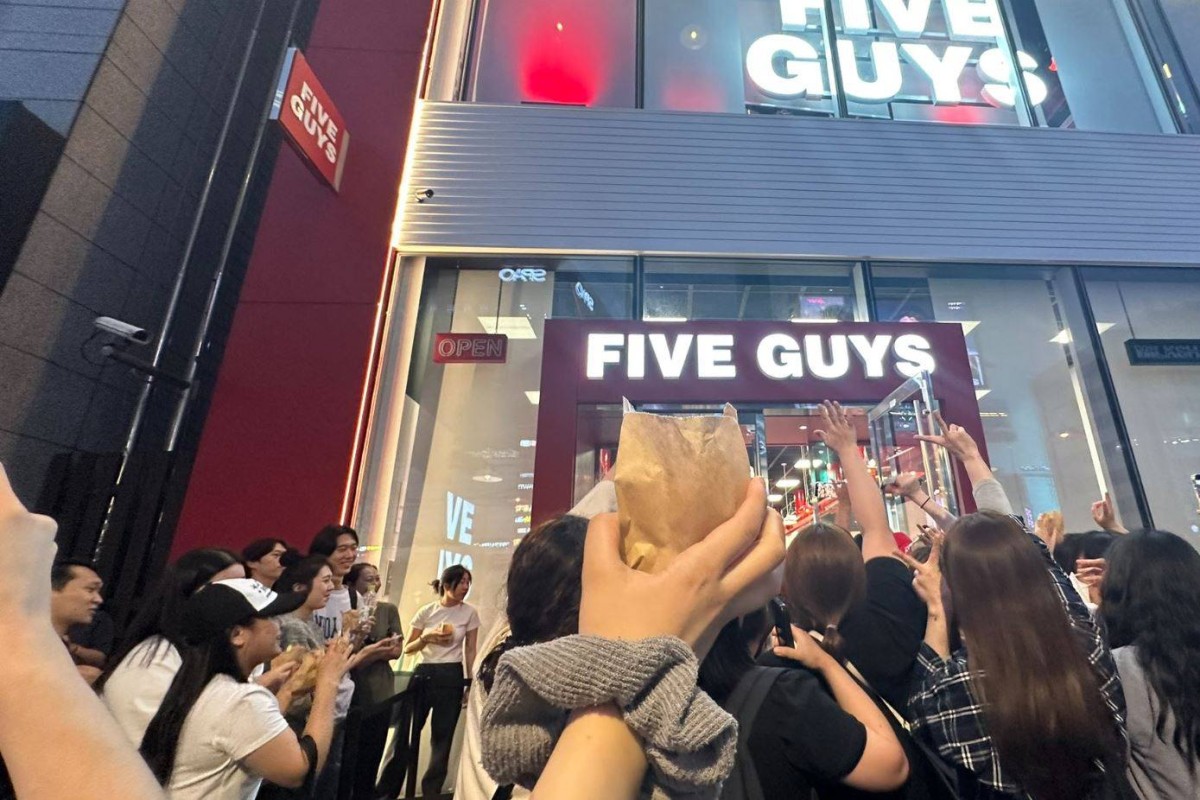 Customers wait outside the Five Guys store in Seoul. Photo: Twitter/dm1217dm