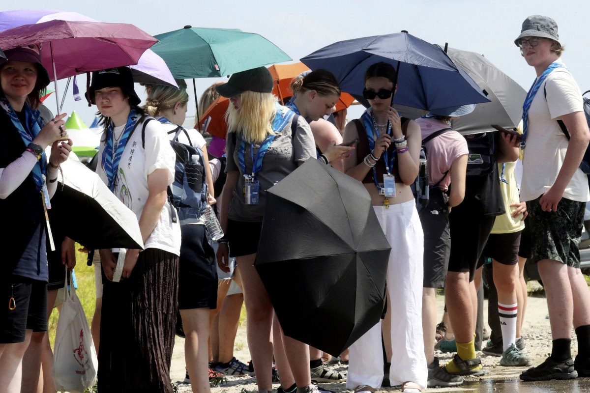 Parasols jump in popularity amid S. Korean heatwave