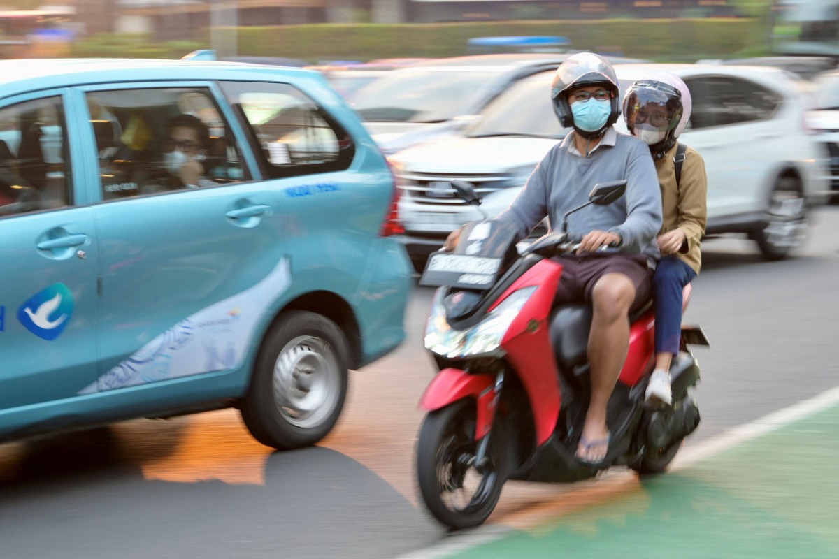 Indonesians wear face masks due the high level of pollution in  Jakarta on Tuesday. Photo: AFP 