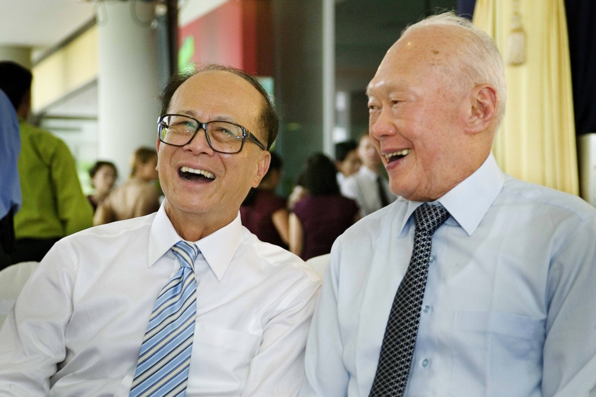 Hong Kong tycoon Li Ka-shing (left) shares a light moment with Lee Kuan Yew at the opening ceremony of the Li Ka Shing Library at Singapore Management University in 2006. Photo: Li Ka Shing Foundation