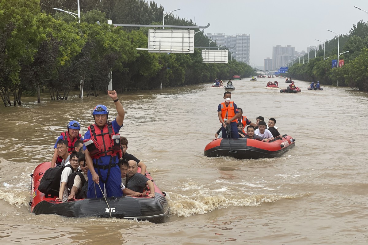 Residents are evacuated on rubber boats through floodwaters in the northern Chinese city of Zhuozhou, Hebei province, in August. Photo: AP
