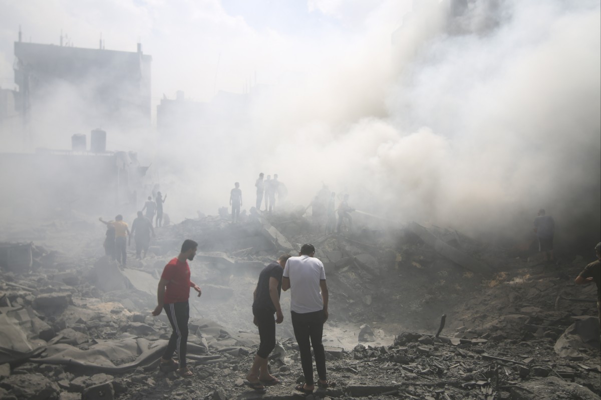 Palestinians look for survivors after an Israeli airstrike on Rafah refugee camp in the southern Gaza Strip on Thursday. Photo: AP