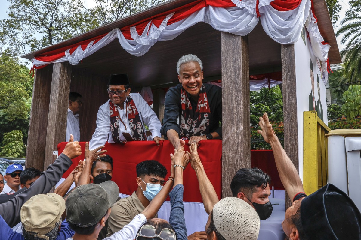 Presidential candidate Ganjar Pranowo, right, and his running mate Mahfud MD greet supporters on October 19. Photo: EPA-EFE 
