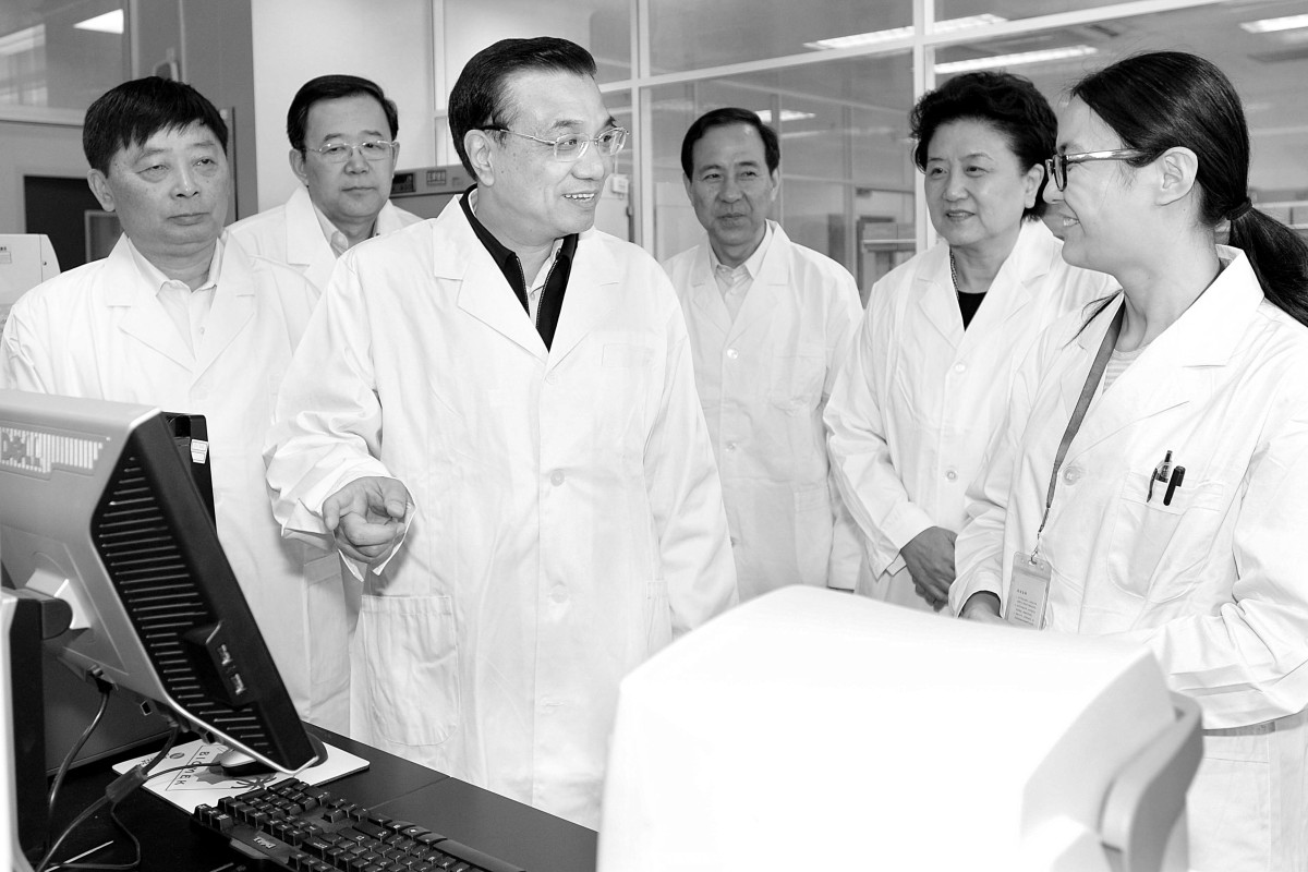 Premier Li Keqiang at a lab in the Chinese Centre for Disease Control and Prevention in Beijing in April 2013. Photo: Xinhua