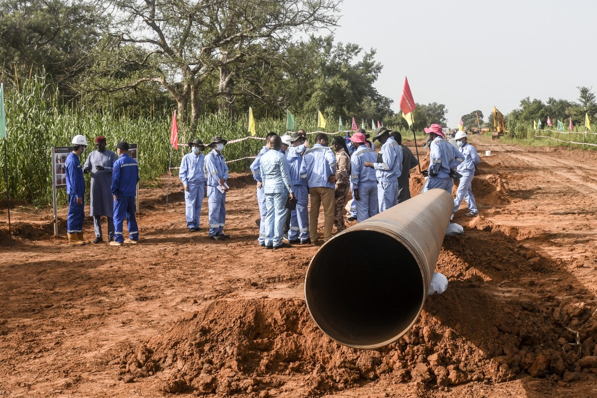 Workers from Niger and China work on an oil pipeline in the Gaya region of the West African country. Photo: AFP
