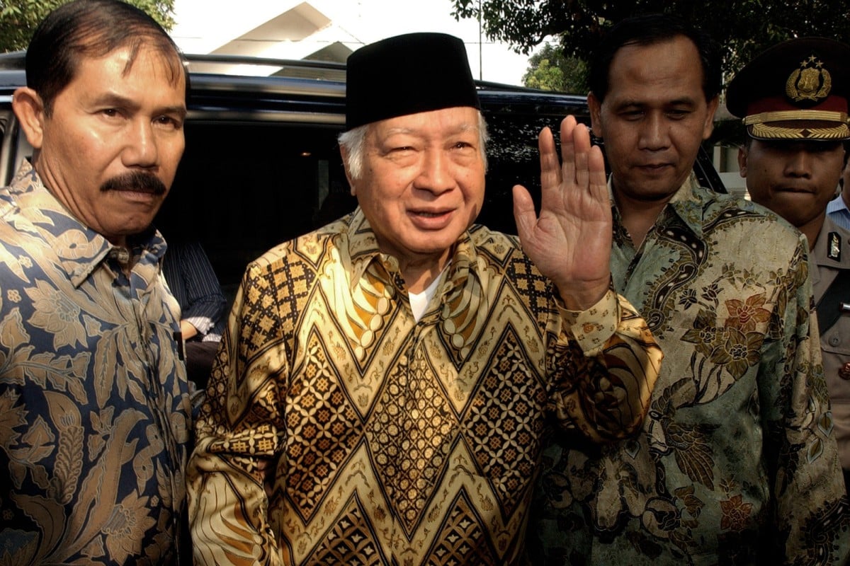 Ex-Indonesian President Suharto arrives at his polling station before casting his vote in the second round of presidential elections on September 20, 2004. Photo: AP
